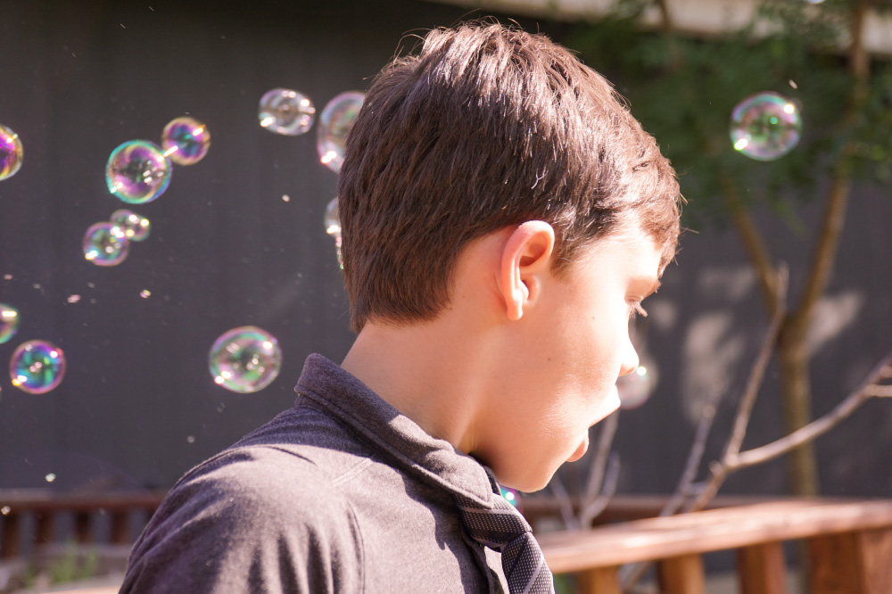 Foto de Niño Jugando con Burbujas