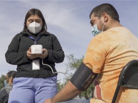 Foto de enfermera midiendo presión de usuario en Puente Alto