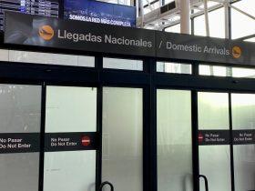 Foto de puerta de llegada nacional en aeropuerto