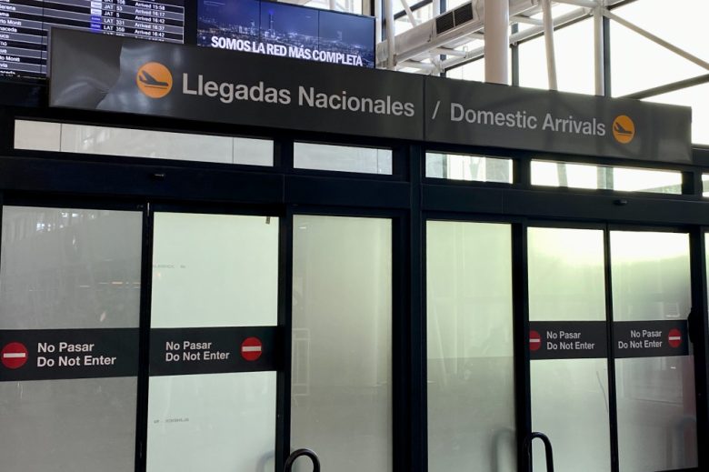Foto de puerta de llegada nacional en aeropuerto