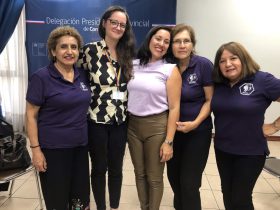 Delegada Presidencial Alejandra Cortés, en compañía de la historiadora María José Cumplido y mujeres de la Provincia Cordillera