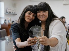 Foto de mujeres recibiendo reconocimiento "Mujeres Que Inspiran" en Puente Alto