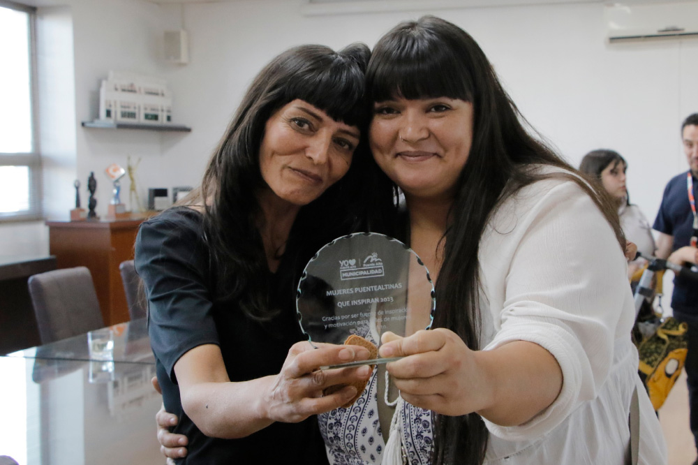 Foto de mujeres recibiendo reconocimiento "Mujeres Que Inspiran" en Puente Alto